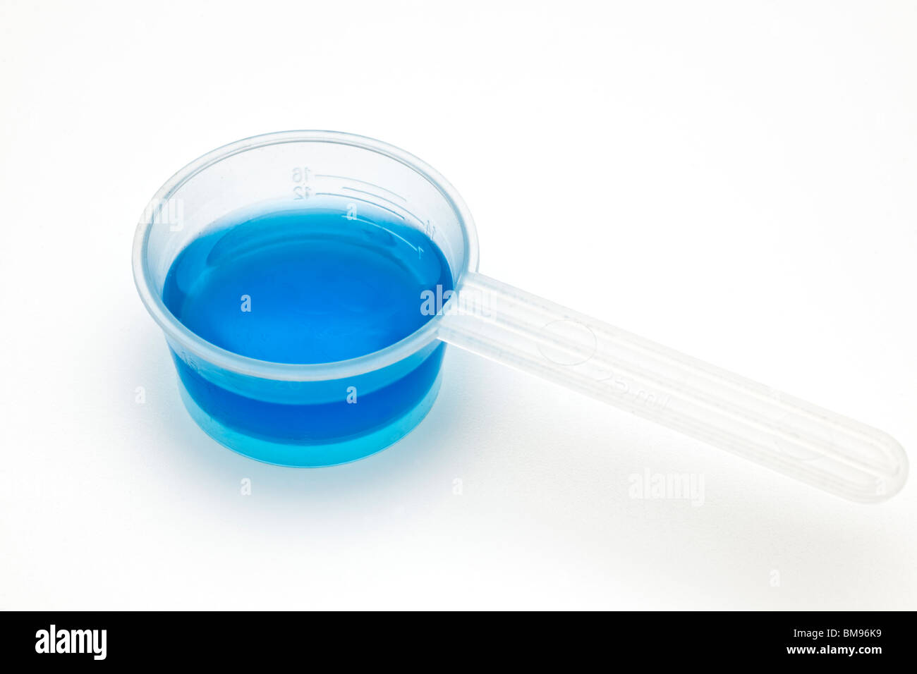 10 ml de líquido azul en un cacito dosificador de plástico Foto de stock