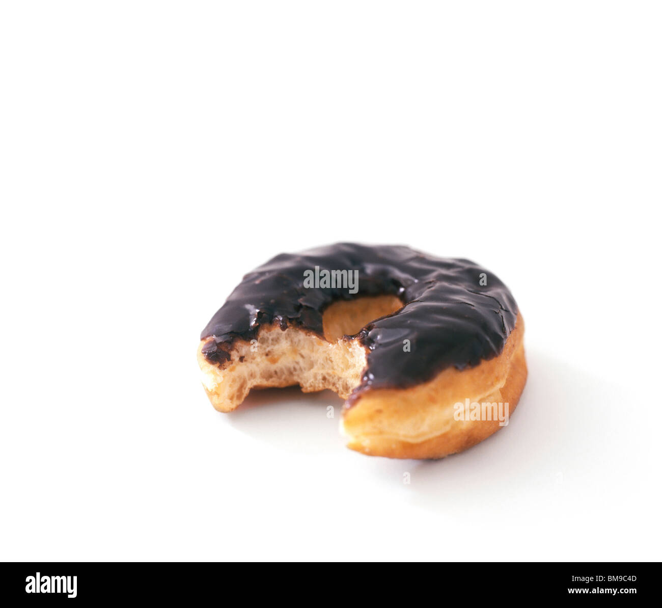 Todavía mentira de un donut de chocolate con mordida sacado Foto de stock