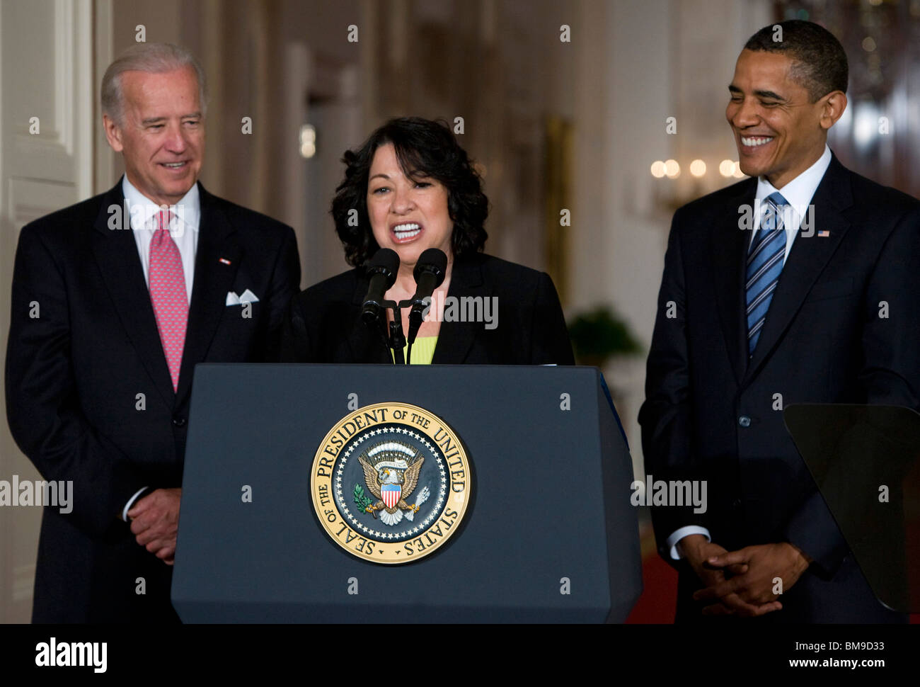 El presidente Barack Obama, el vicepresidente Joe Biden y la suprema corte de justicia Sonia Sotomayor en la Casa Blanca. Foto de stock