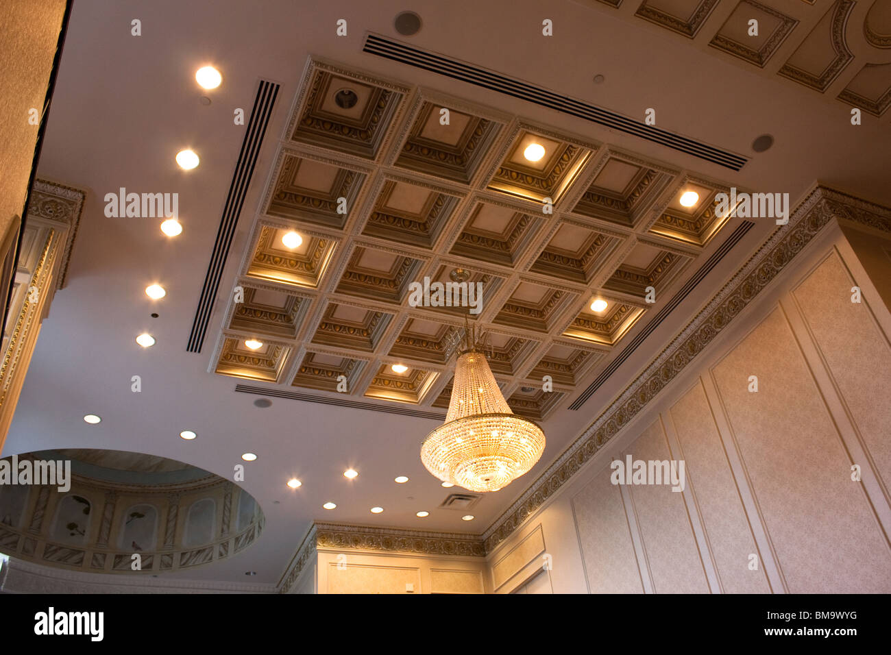 El salón de banquetes de techo Iluminación Foto de stock
