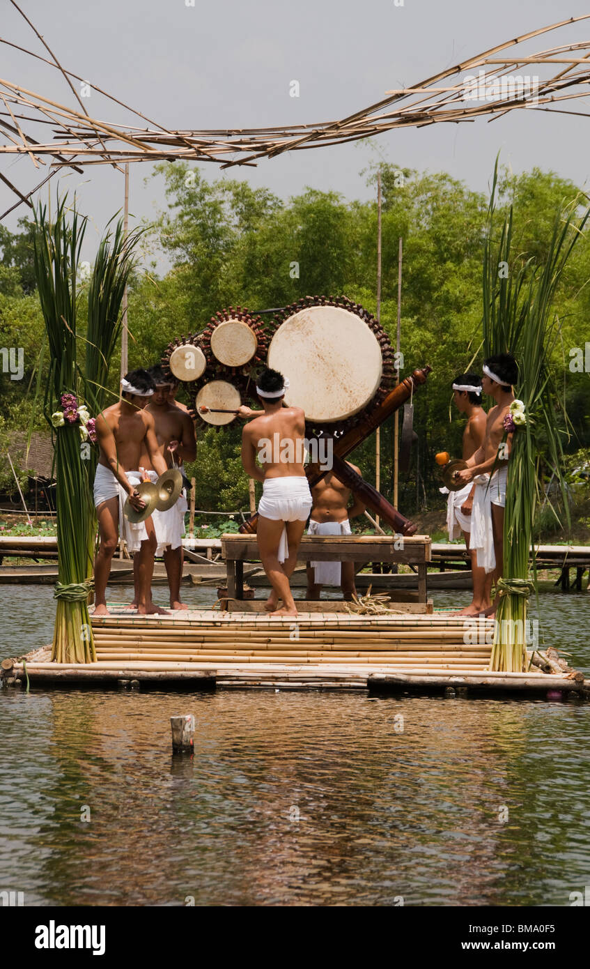 El rendimiento del tambor en el agua al aire libre, teatro Klong sra bua mercado flotante, Ayutthaya, Tailandia. Foto de stock