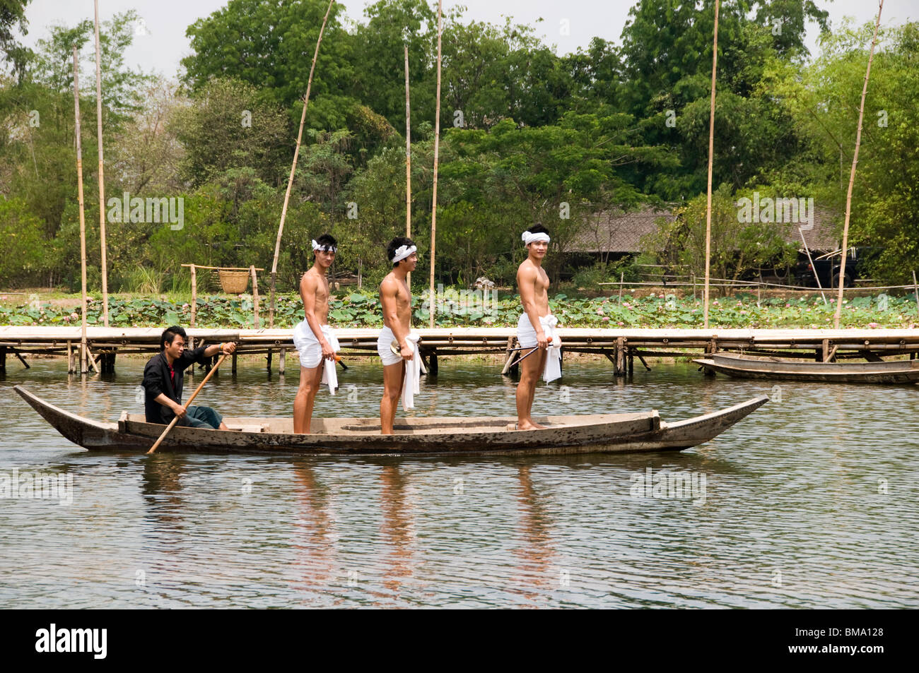 Los artistas intérpretes o ejecutantes en el barco va a realizar en el exterior del teatro de agua, Klong sra bua mercado flotante, Ayutthaya, Tailandia. Foto de stock
