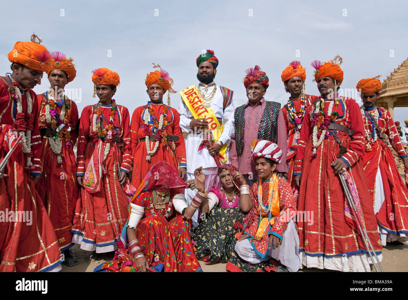 Bailarines vestidos con trajes tradicionales. Festival del Desierto de Jaisalmer. Rajastán. La India Foto de stock