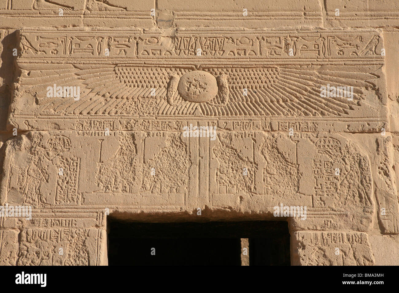 Las alas de la diosa Isis sobre las paredes del templo de Philae en Egipto Foto de stock