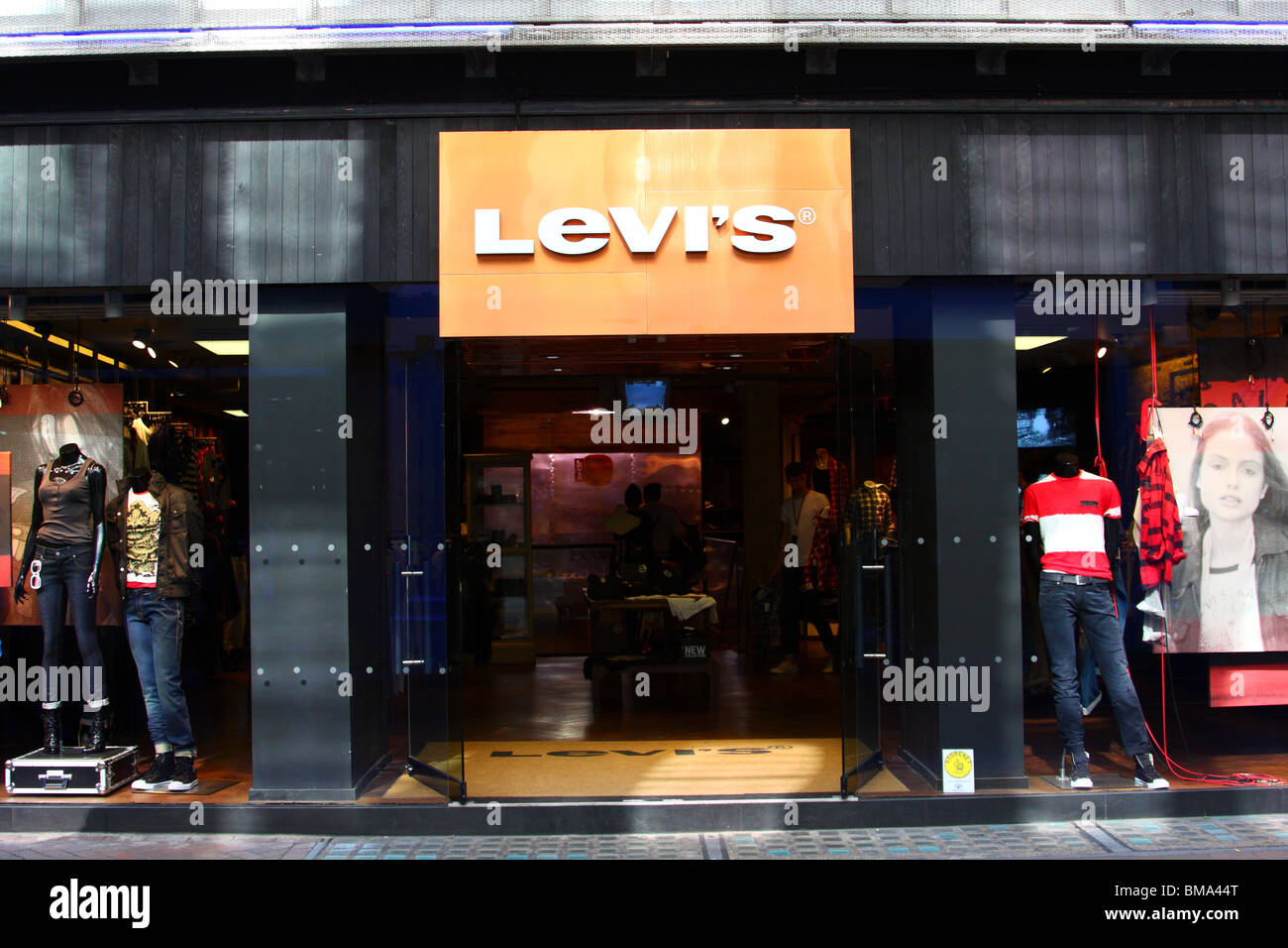 Un Levi's store en Carnaby Street, Londres, Inglaterra, Reino Unido  Fotografía de stock - Alamy