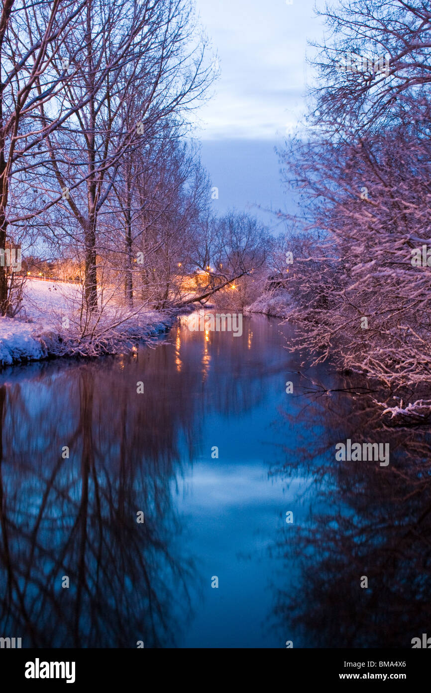 Río Nantwich Weaver, Cheshire en invierno al amanecer en la nieve Foto de stock