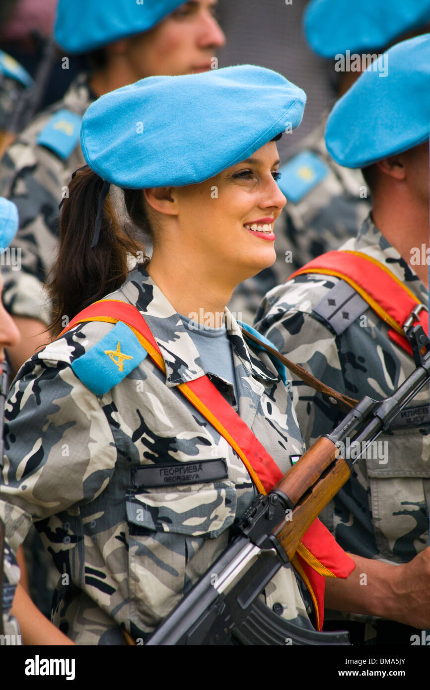 Mujer soldado con fusil en el Desfile del Día del ejército el 6 de mayo en Bulgaria Fotografía stock - Alamy