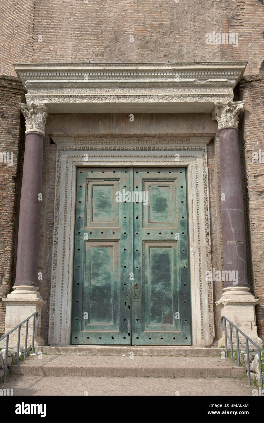 Puertas romanas fotografías e imágenes de alta resolución - Alamy
