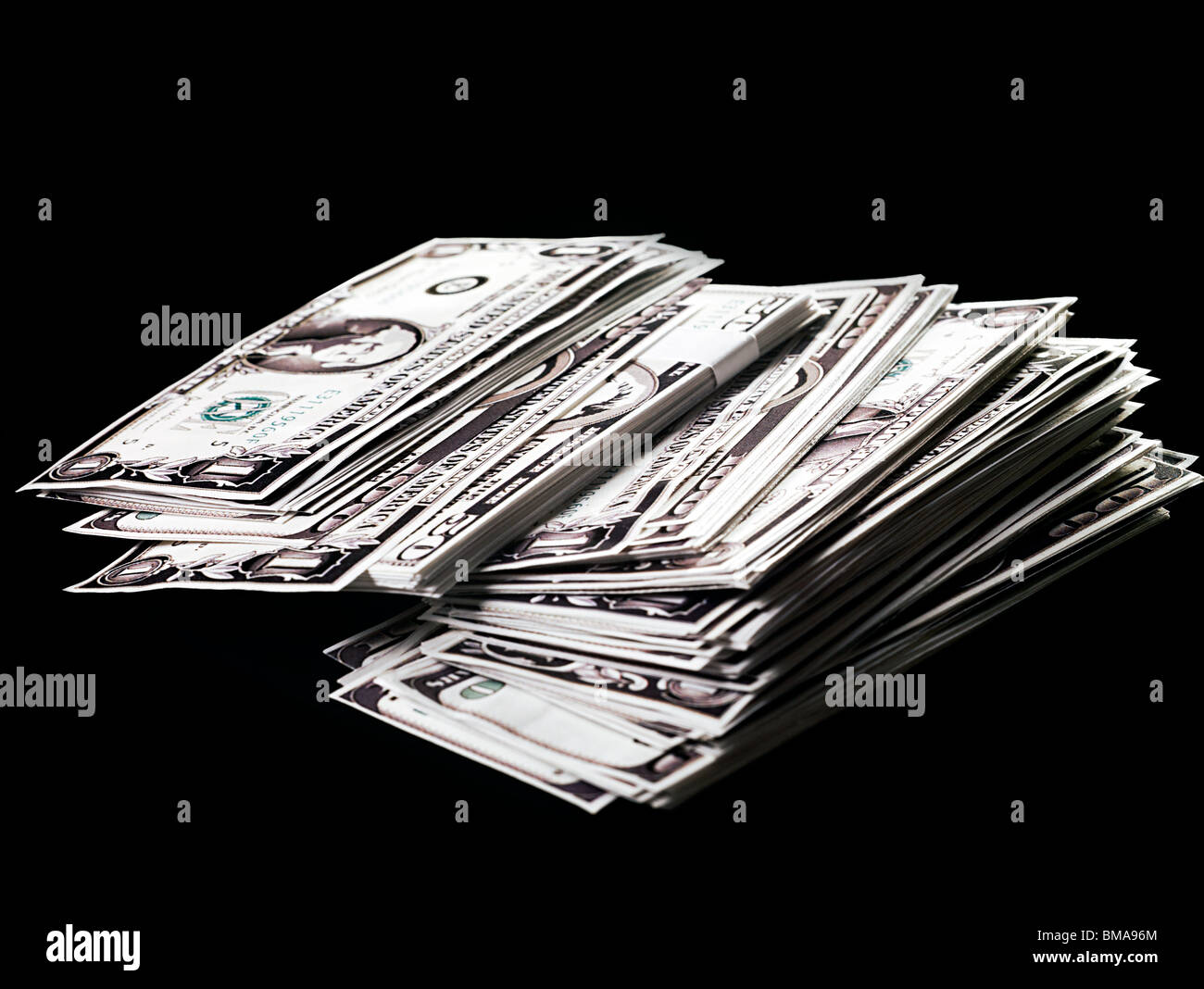 Pila de billetes de dólar Foto de stock