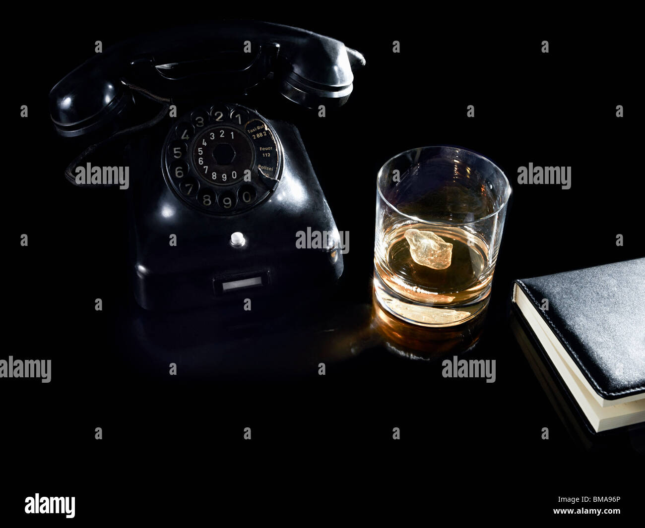 Vaso de whisky por teléfono Foto de stock