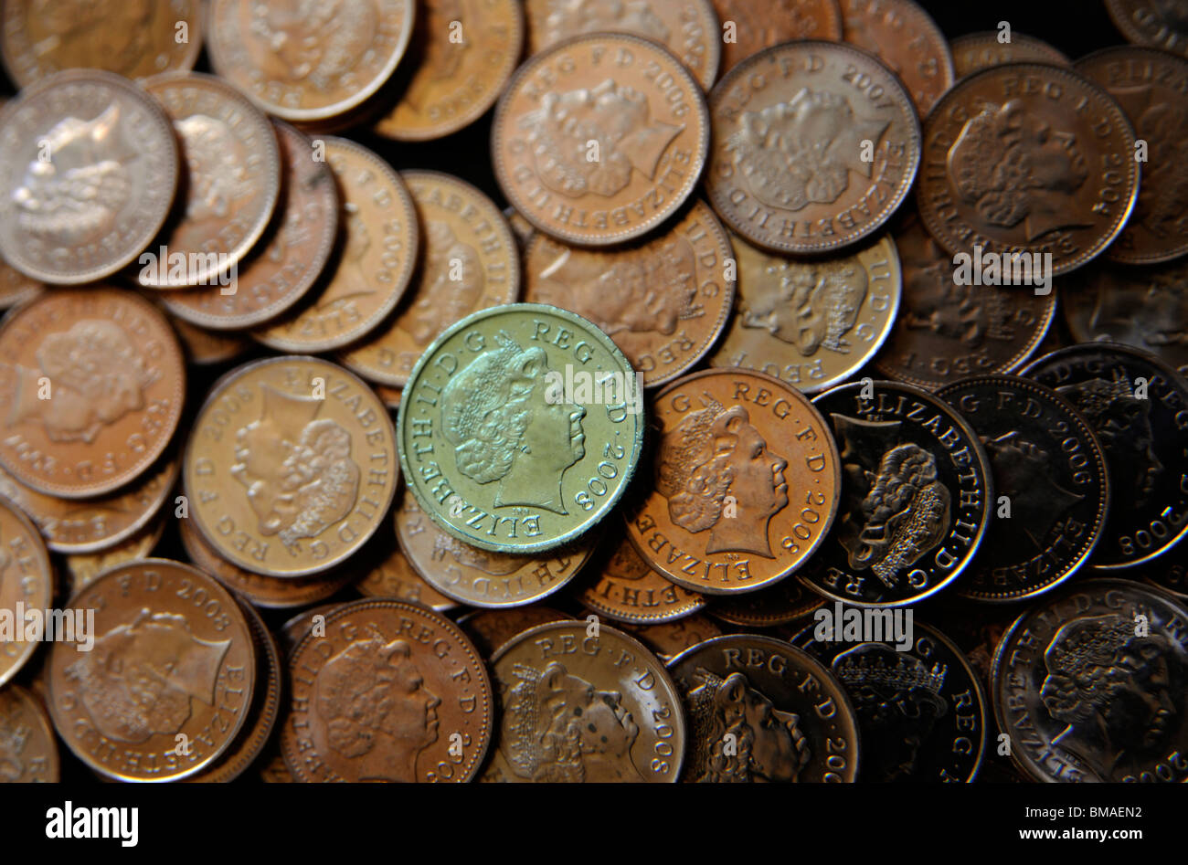 Libra con centavos de moneda. Foto de stock