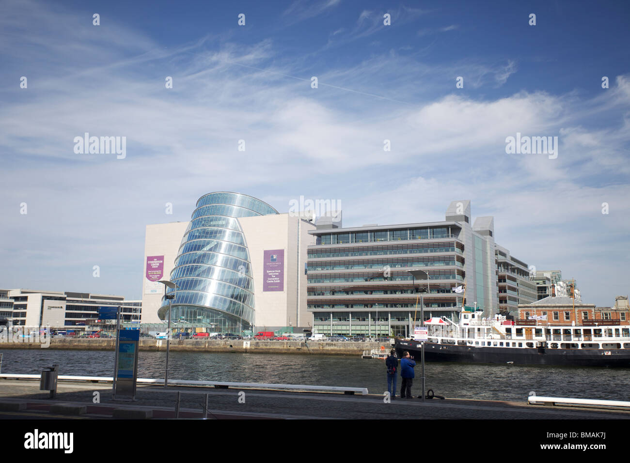 El centro de conferencias o CCD Dublín como visto desde el sur docks Foto de stock