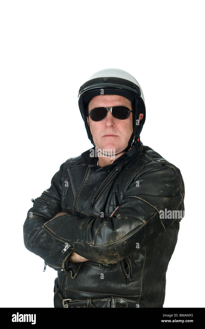 Un endoso de motocicleta machista posando mientras llevaba su chaqueta de cuero, casco blanco y gafas de sol. Foto de stock