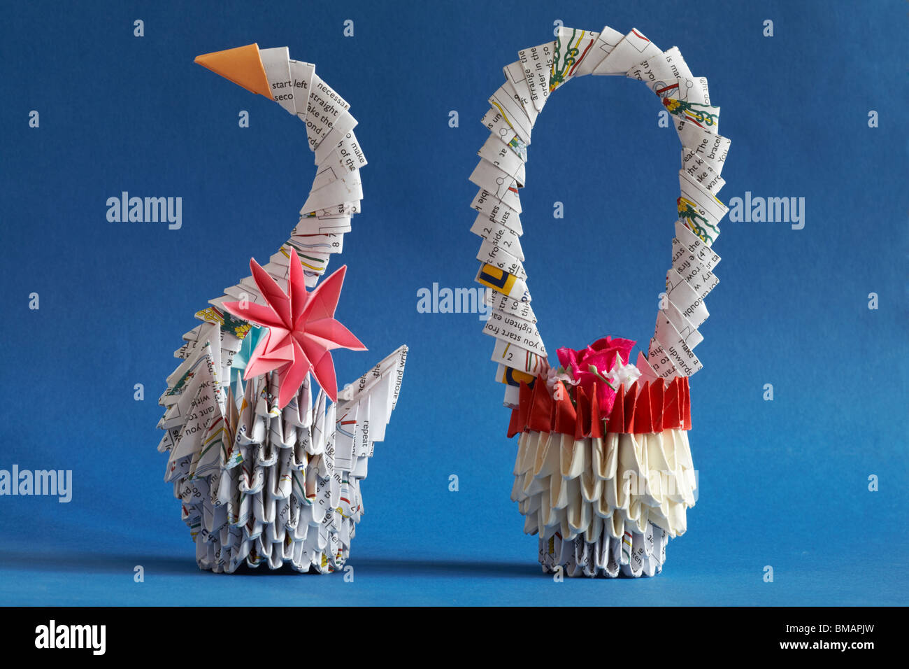 Origami Swan y cesta de flores - el arte de doblar el papel - Concepto de 20 Foto de stock