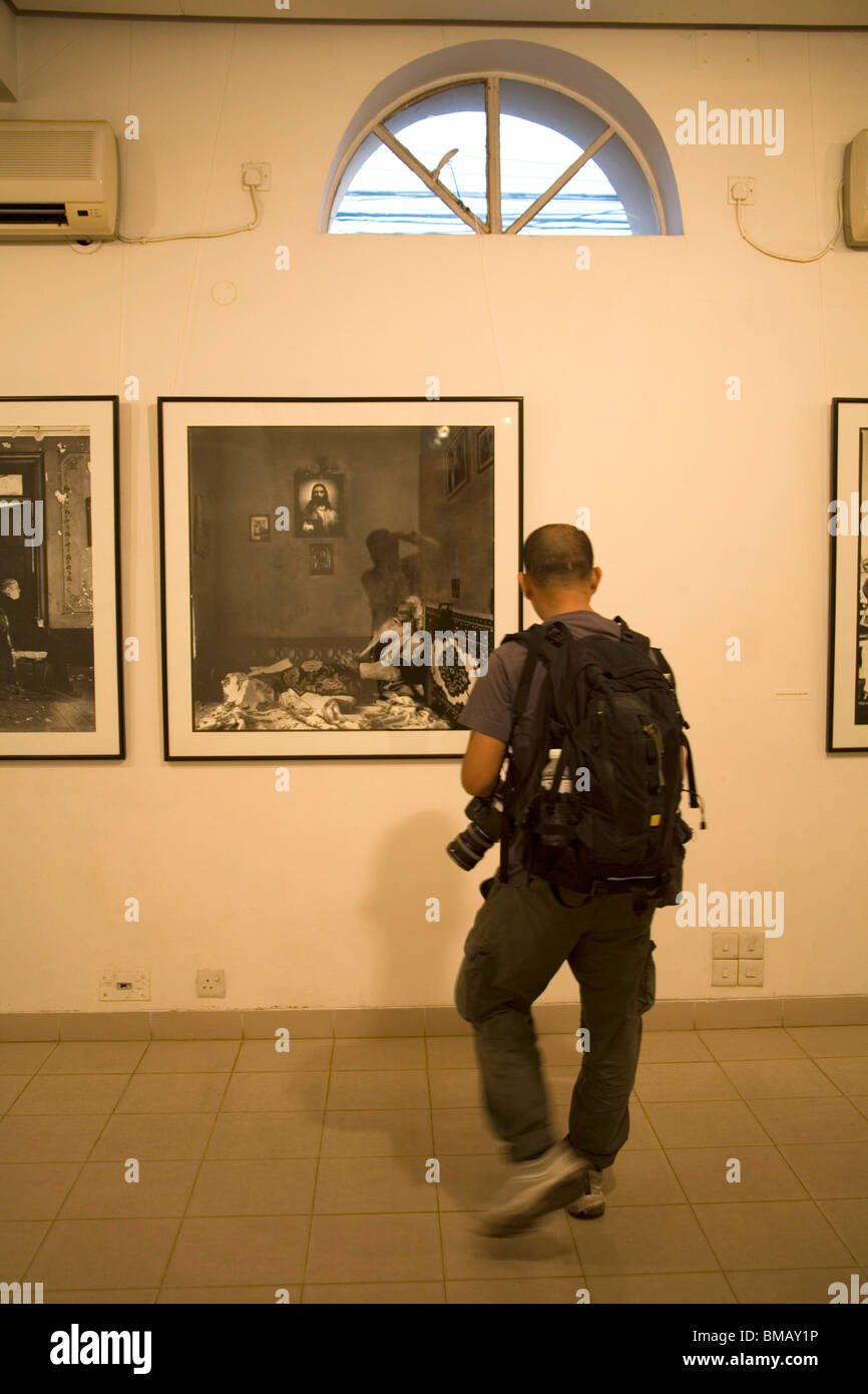 Exposición de fotografía artística fotógrafos mirando fotos Chobi Mela ; ; Dhaka Bangladesh Nov 2006 Foto de stock