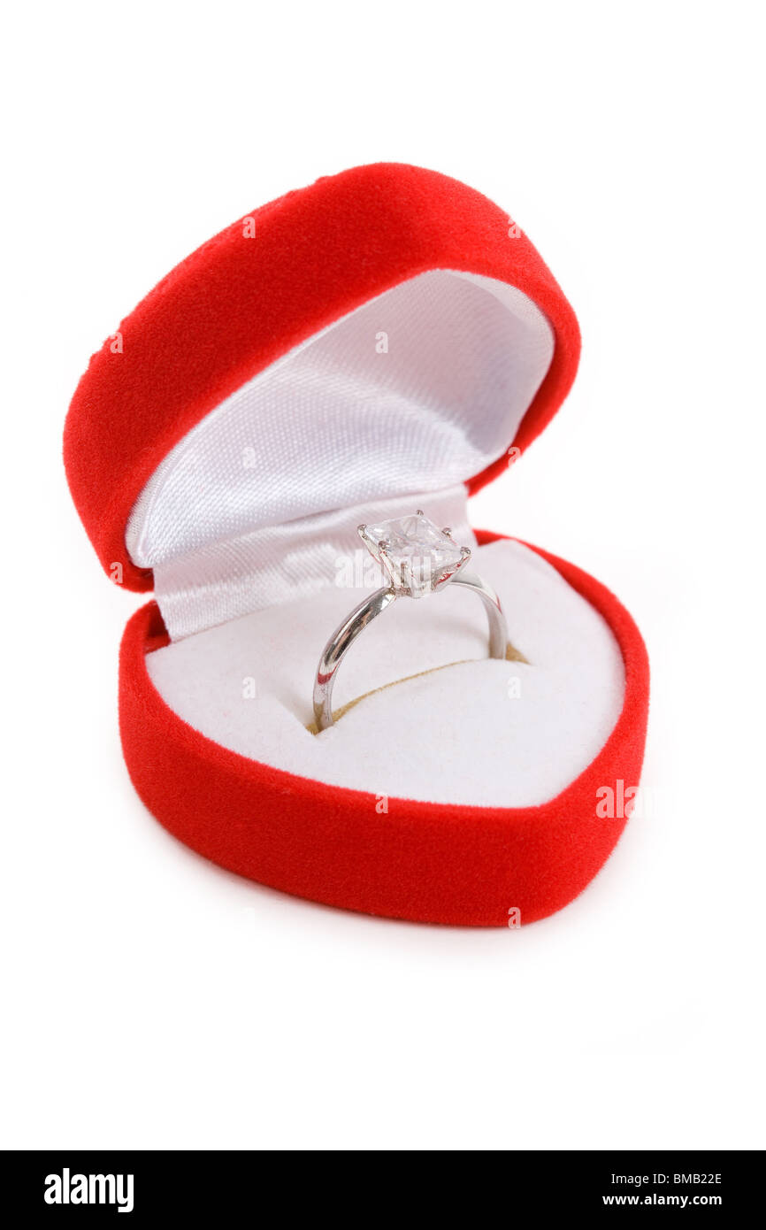 Estuche en forma de corazón rojo y anillo de diamantes Fotografía de stock  - Alamy