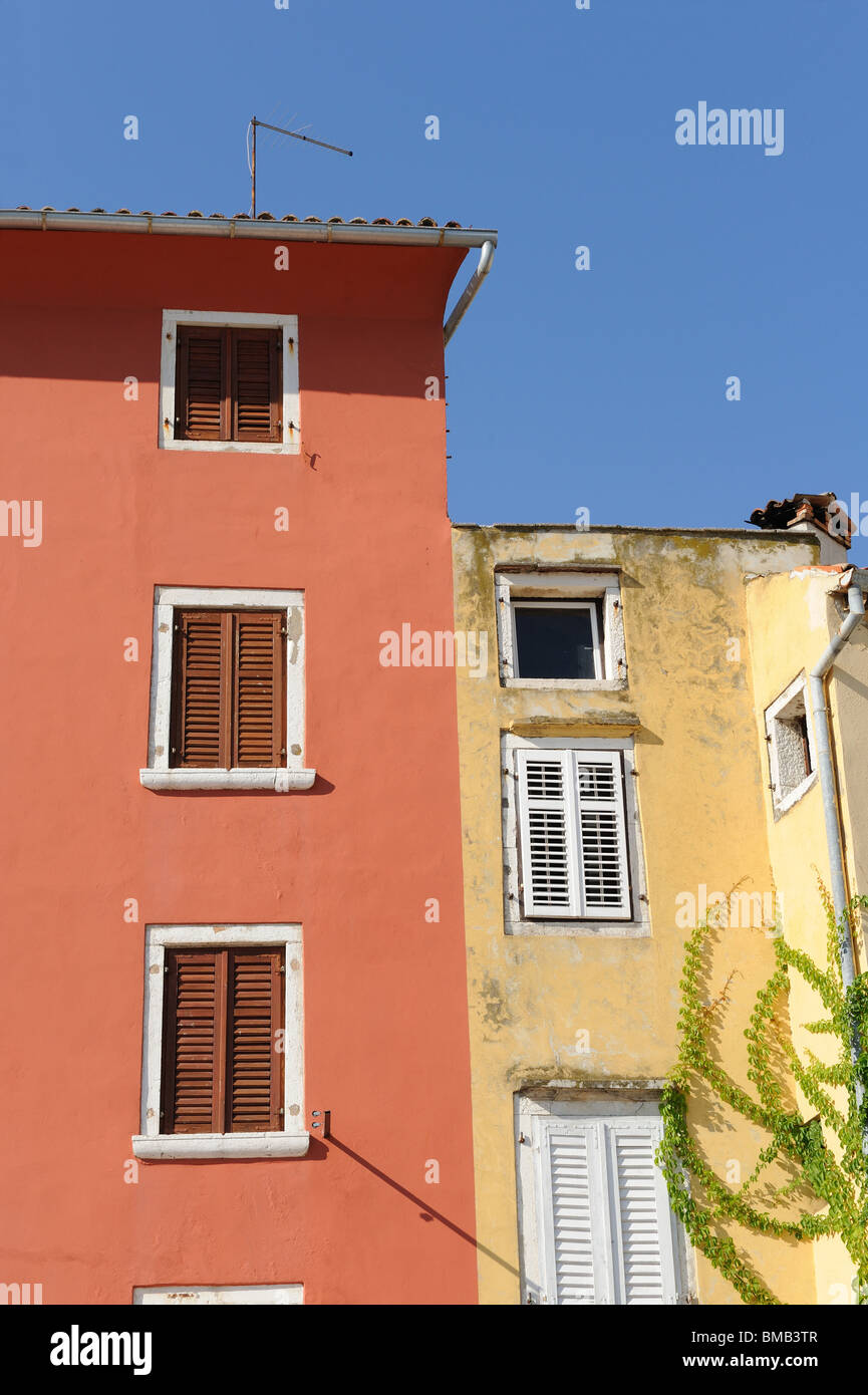 Colorido old apartamentos Croacia Foto de stock