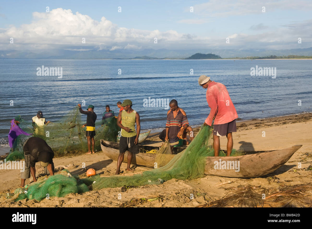 Los pescadores de la Bahía de Antogil, Maroantsetra, Madagascar Foto de stock
