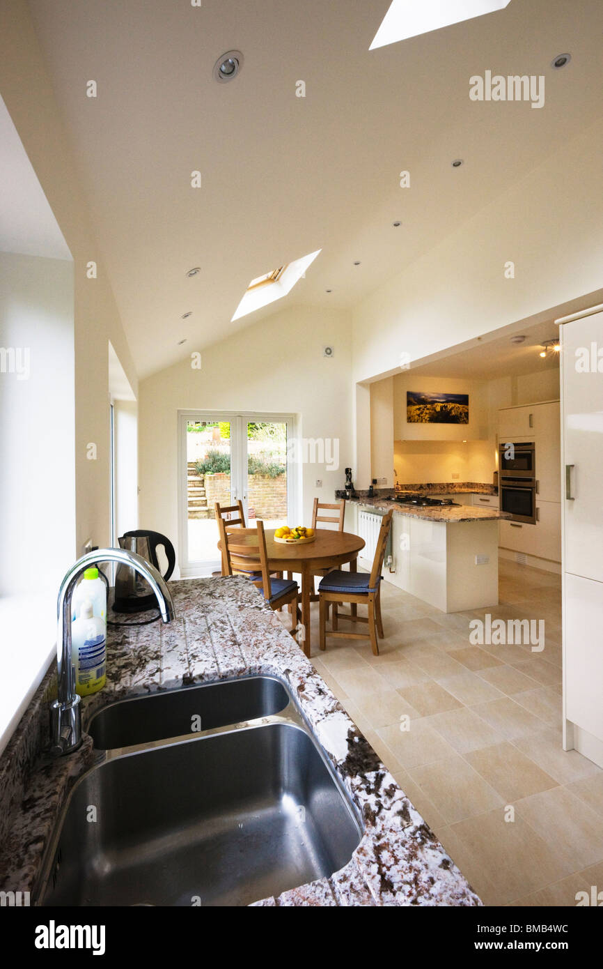 Amplio ángulo de visión de una nueva y moderna cocina con techo abovedado de extensión Foto de stock