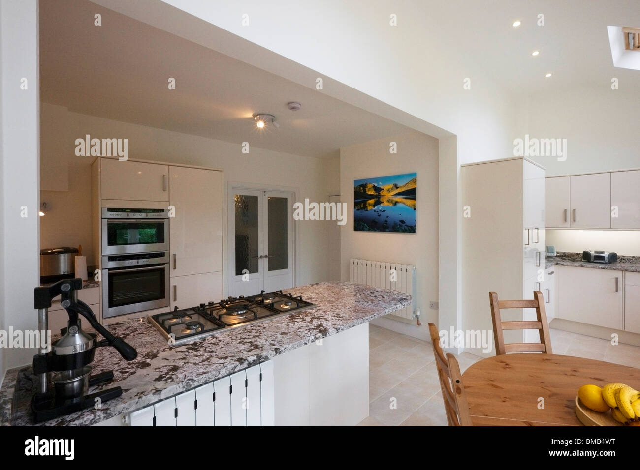 Amplio ángulo de visión de una nueva y moderna cocina con techo abovedado de extensión Foto de stock