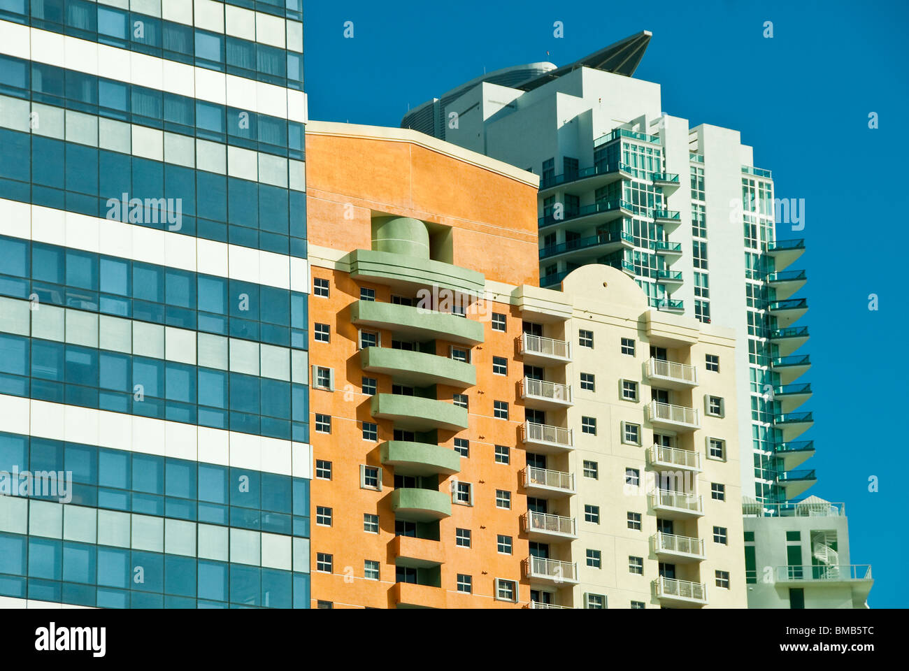 Brickell Avenue, el distrito financiero torres de oficinas y condominios en Miami, Florida, EE.UU. Foto de stock