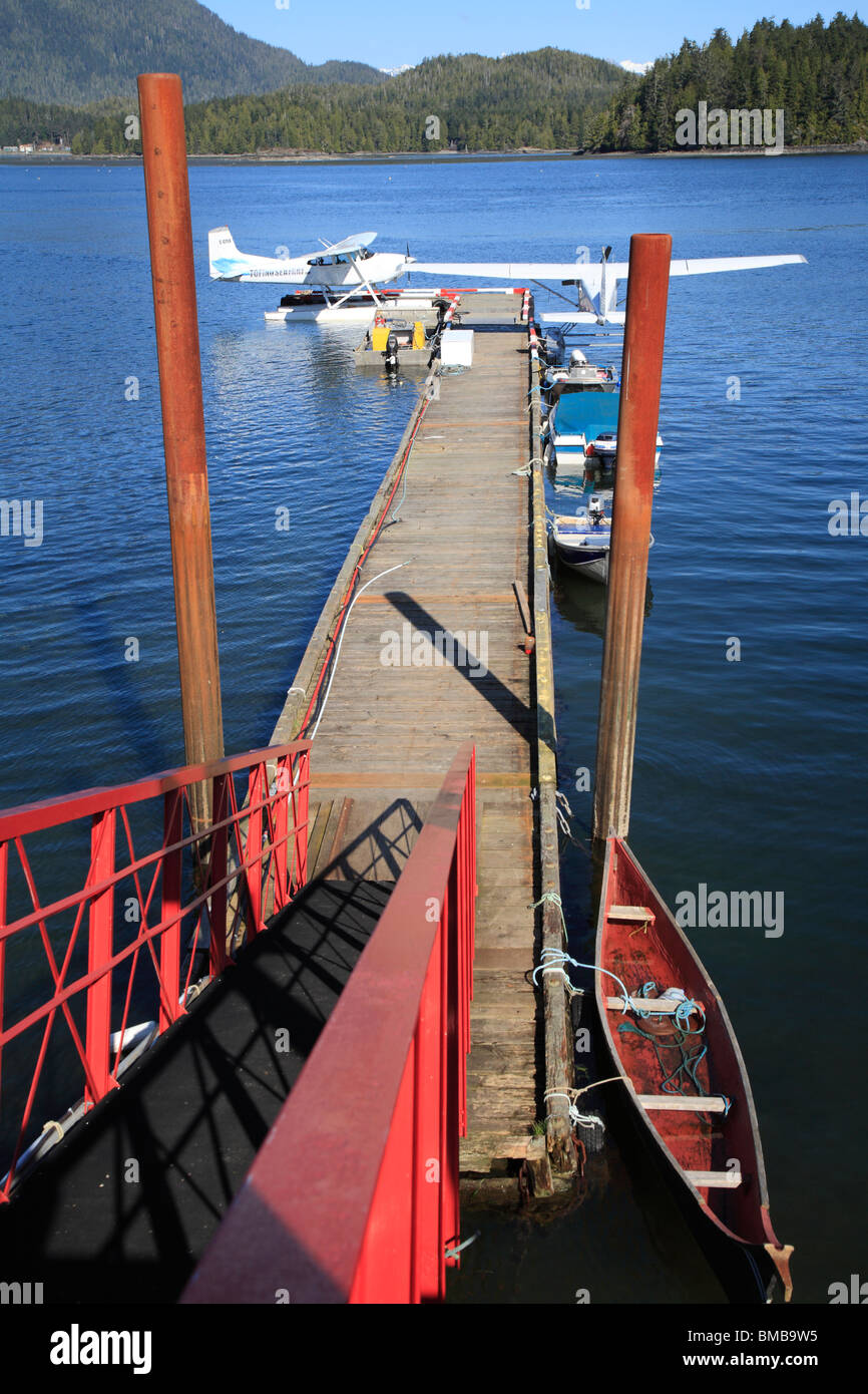 Dock con dos floatplanes amarrado junto a los barcos y canoas, Tofino, Vancouver Island, British Columbia, Canadá Foto de stock