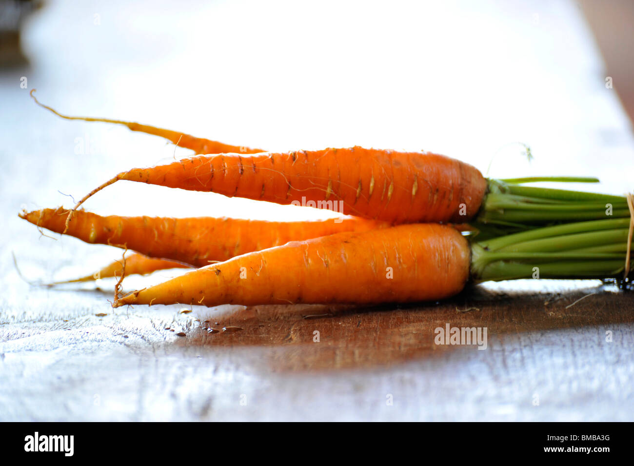 Mercado Orgánico zanahorias. Foto de stock