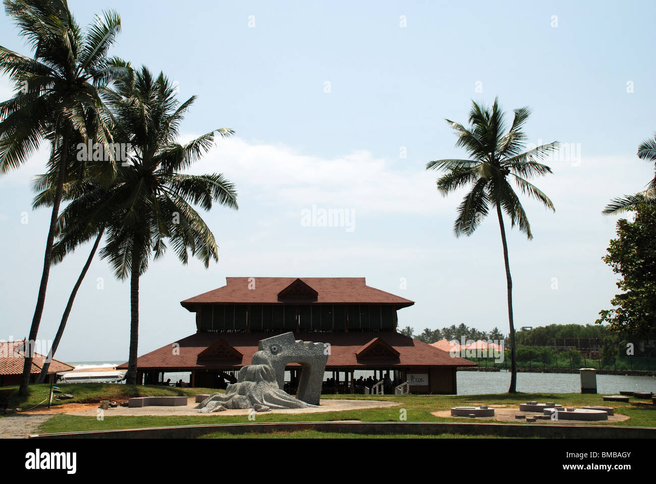 Arquitectura tradicional de Kerala restaurante en veli villa turística