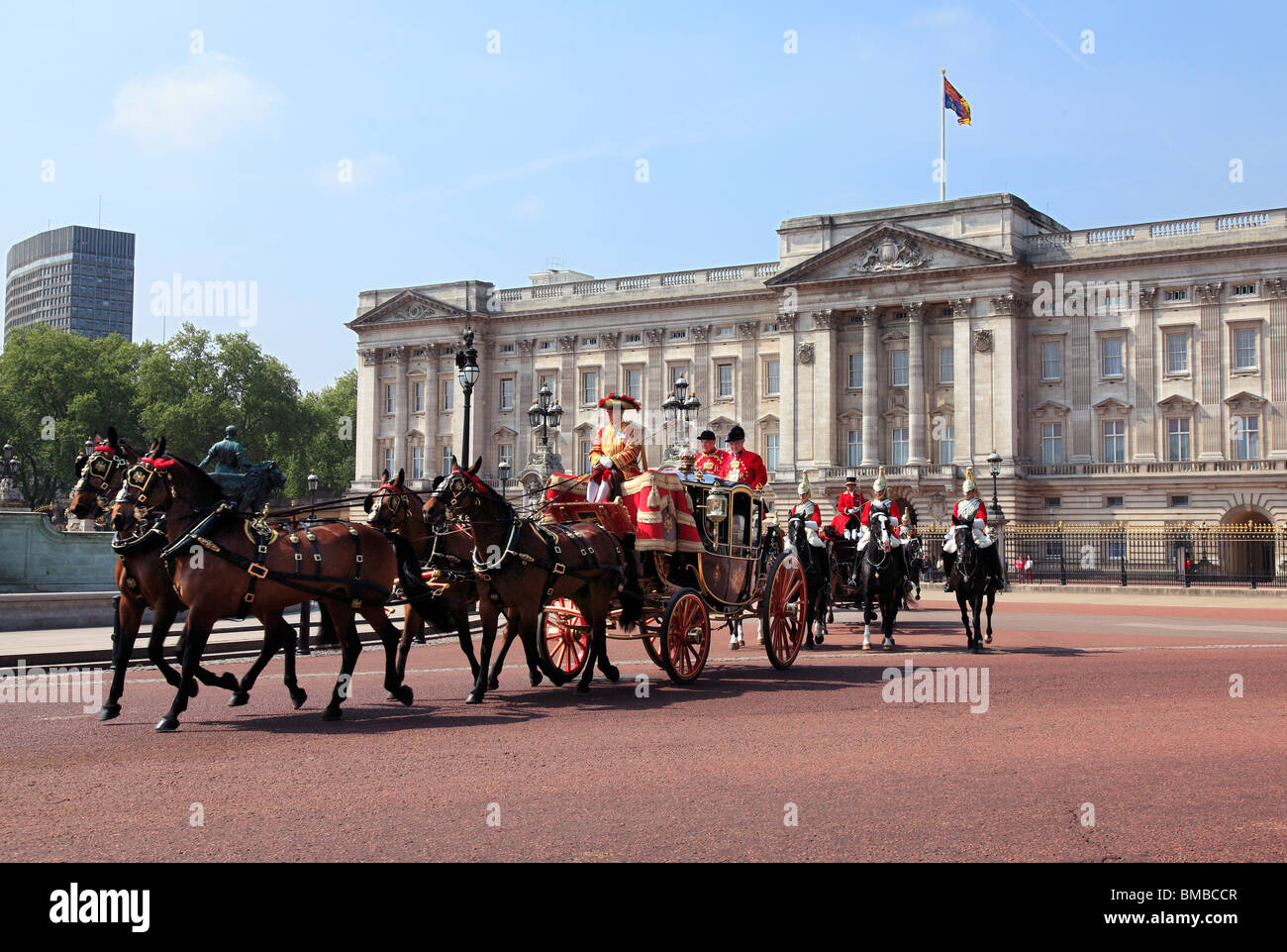 Royal Coach y caballos abandonan el Palacio de Buckingham en Londres Foto de stock