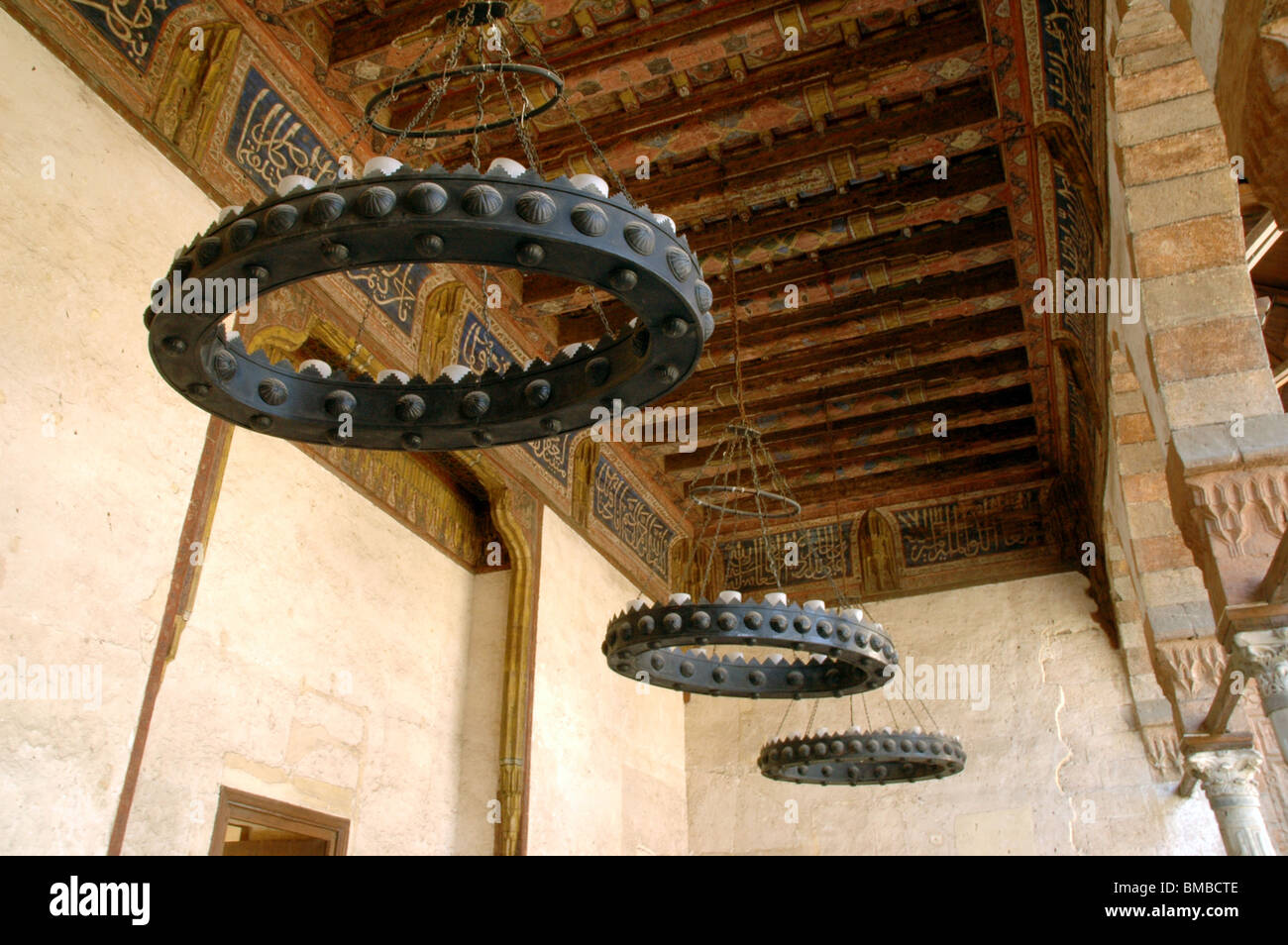 Candelabros de hierro y techo de madera decorado con el alfabeto árabe desde el siglo XIV, época mameluca Amir Taz palacio medieval en El Cairo, Egipto. Foto de stock