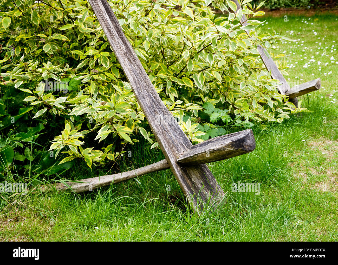 Sillas de jardín de madera inusual en las ramitas de jardines en el centro de Swindon, Wiltshire, Inglaterra, Reino Unido. Foto de stock