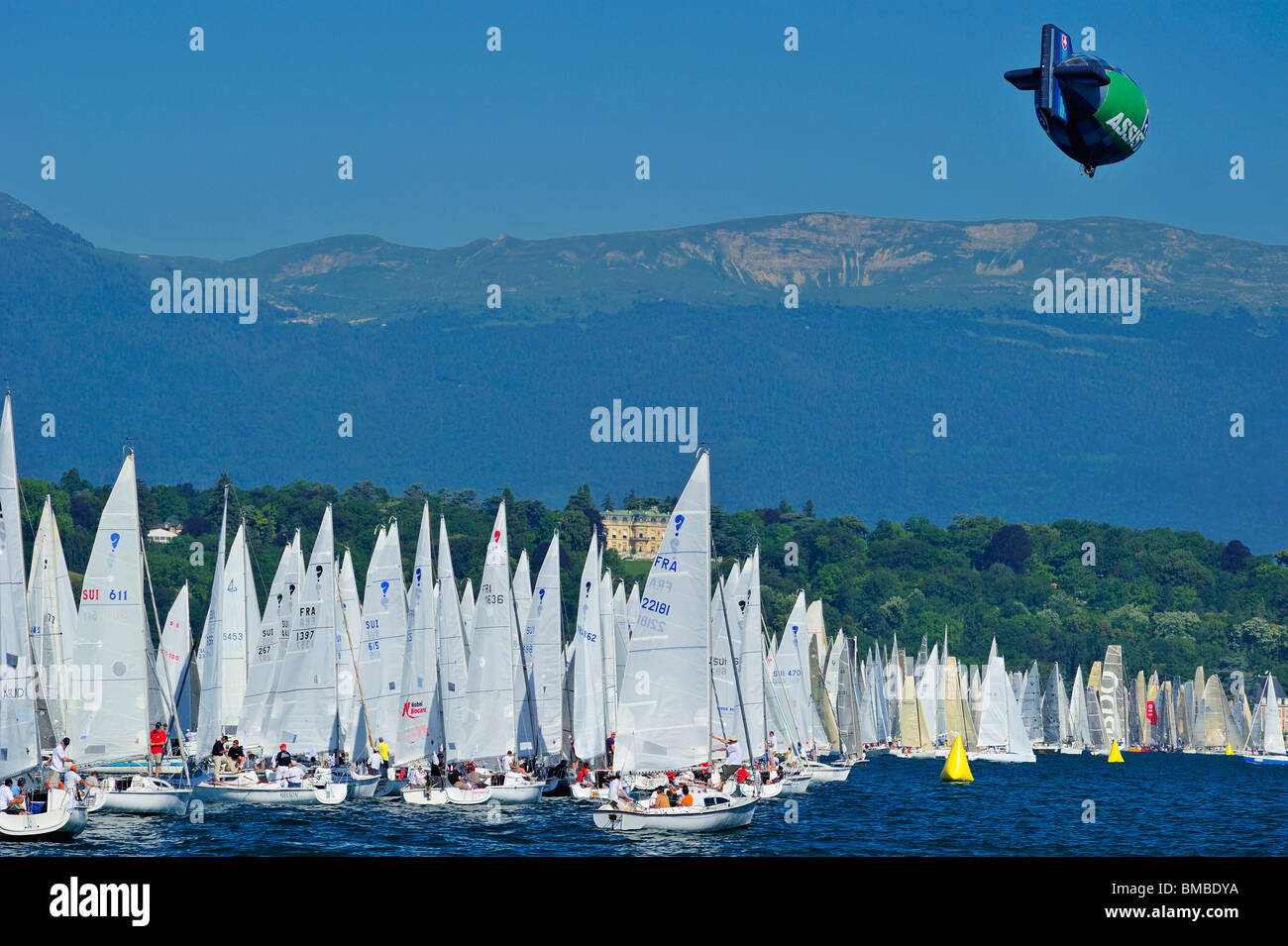 Un Dirigible Sobrevolando El Inicio De La Bol D Or Anual De Regatas En El Lago Leman Lago De Ginebra Suiza Fotografia De Stock Alamy