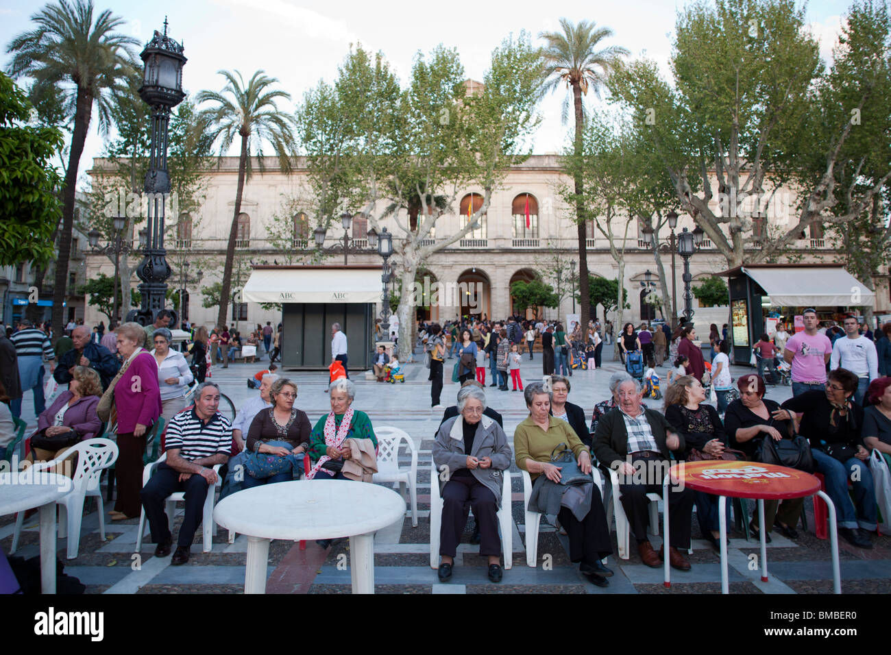Los vecinos del barrio de San Bernardo que protestaban contra la especulación inmobiliaria en frente del Ayuntamiento de Sevilla, España Foto de stock