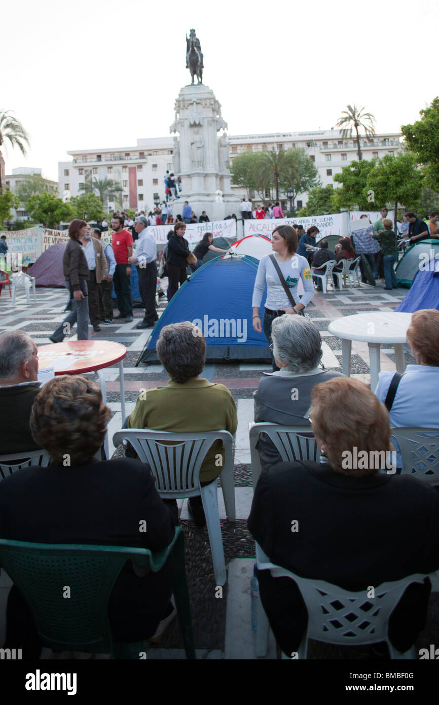 Los vecinos del barrio de San Bernardo que protestaban contra la especulación inmobiliaria en frente del Ayuntamiento de Sevilla, España Foto de stock