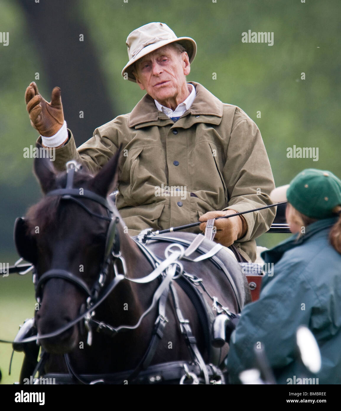 Bretaña es el príncipe Felipe, Duque de Edimburgo, montar su caballo y carro en Windsor Inicio Parque Foto de stock