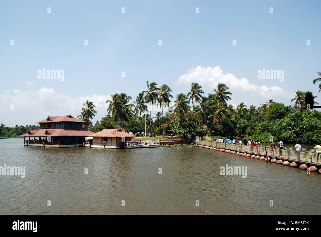 Arquitectura tradicional de Kerala restaurante en veli villa turística