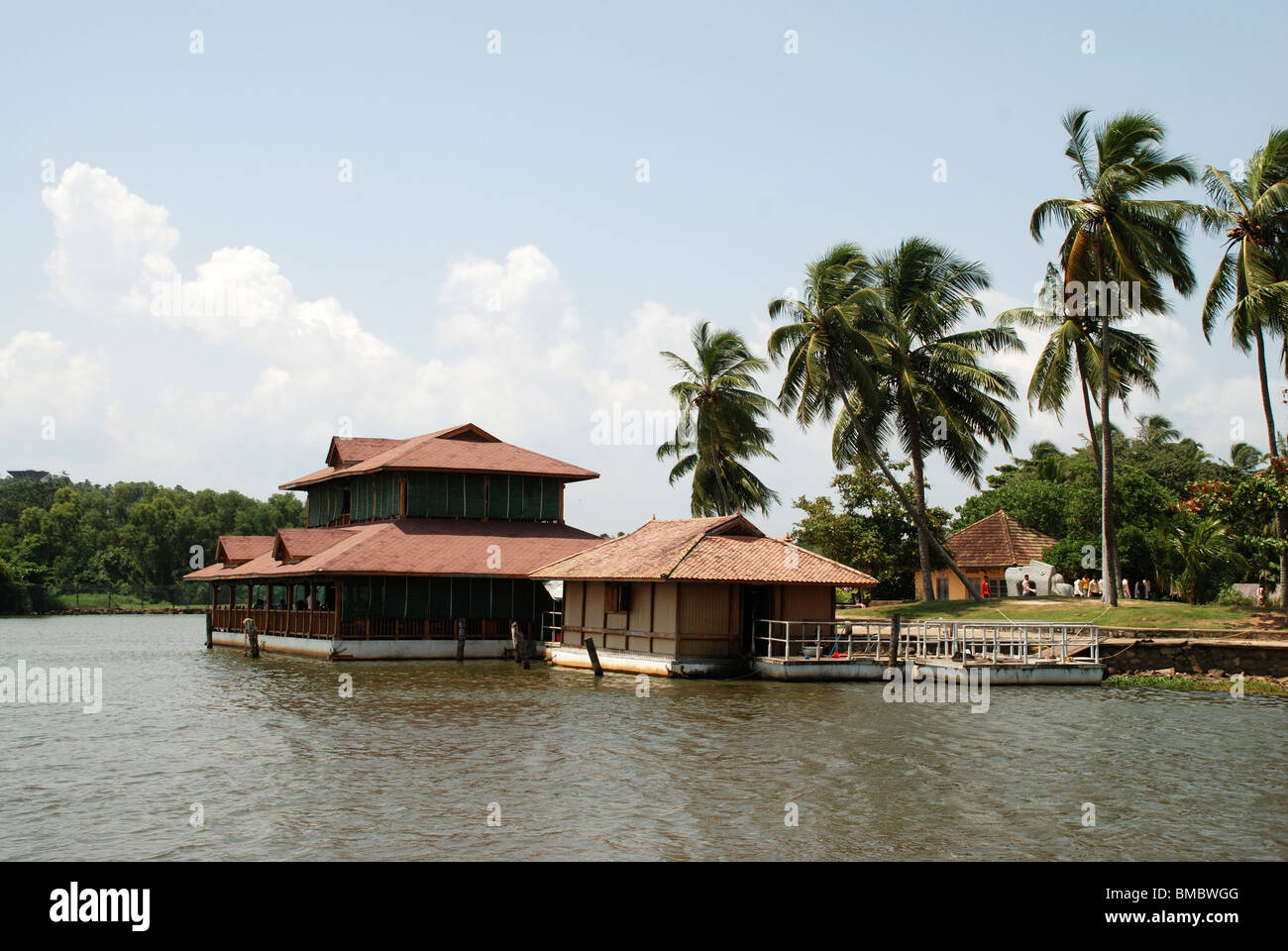 Arquitectura tradicional de Kerala restaurante en veli villa turística
