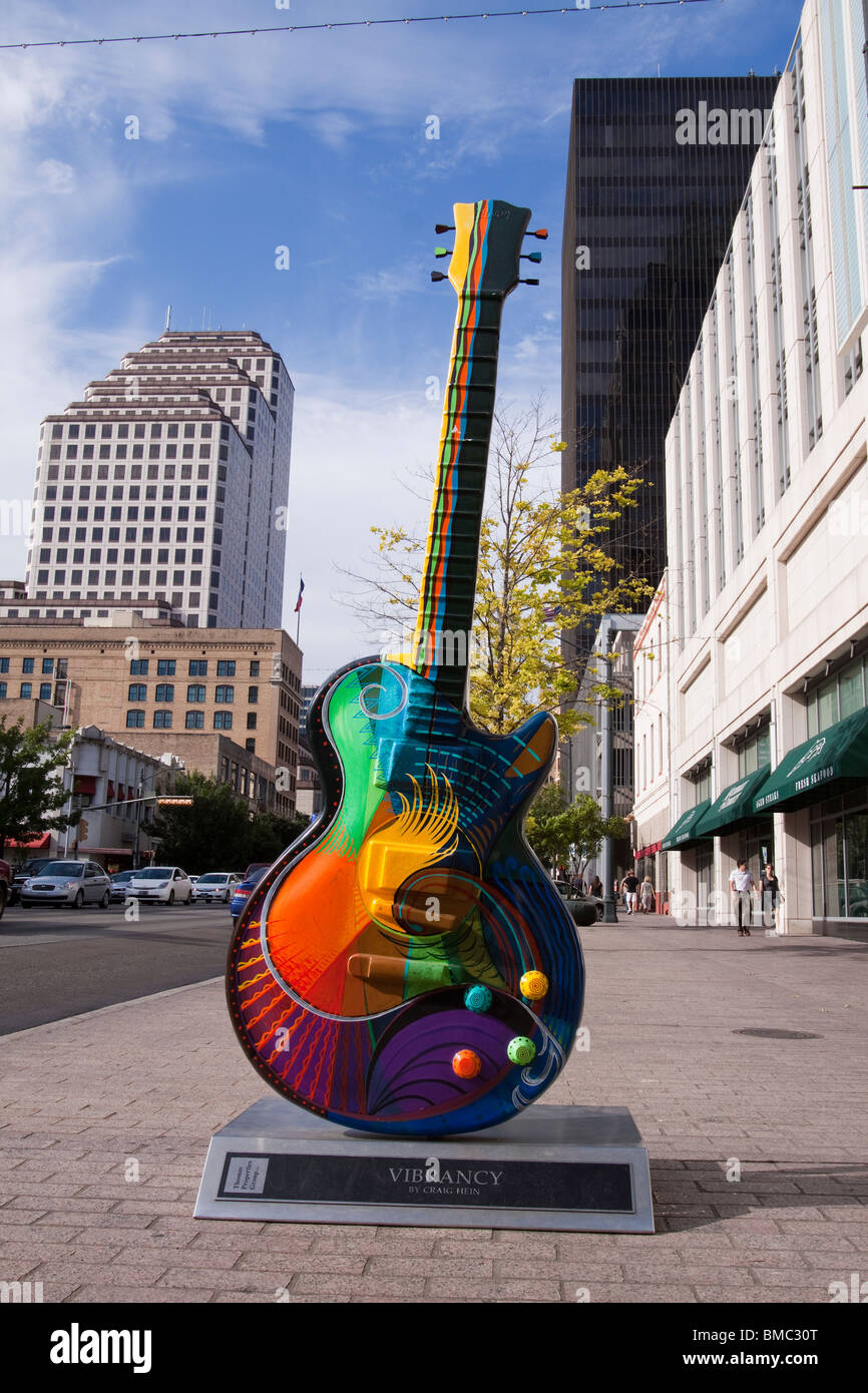Vivacidad guitarra eléctrica escultura en el centro de Austin, Texas, parte  del proyecto GuitarTown Fotografía de stock - Alamy