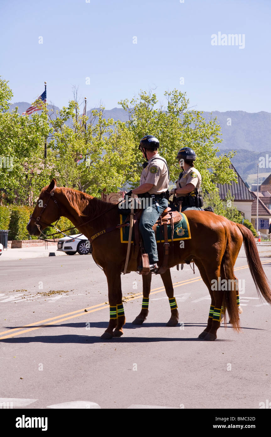 La policía montada en caballos, Solvang, California, EE.UU. Foto de stock