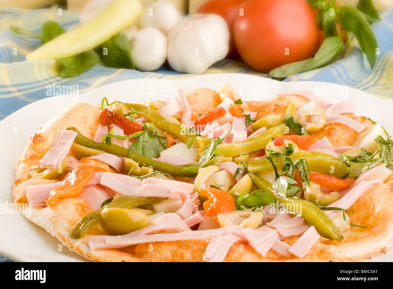 Pizza con jamón, aceitunas y Pimiento Capsicum Foto de stock