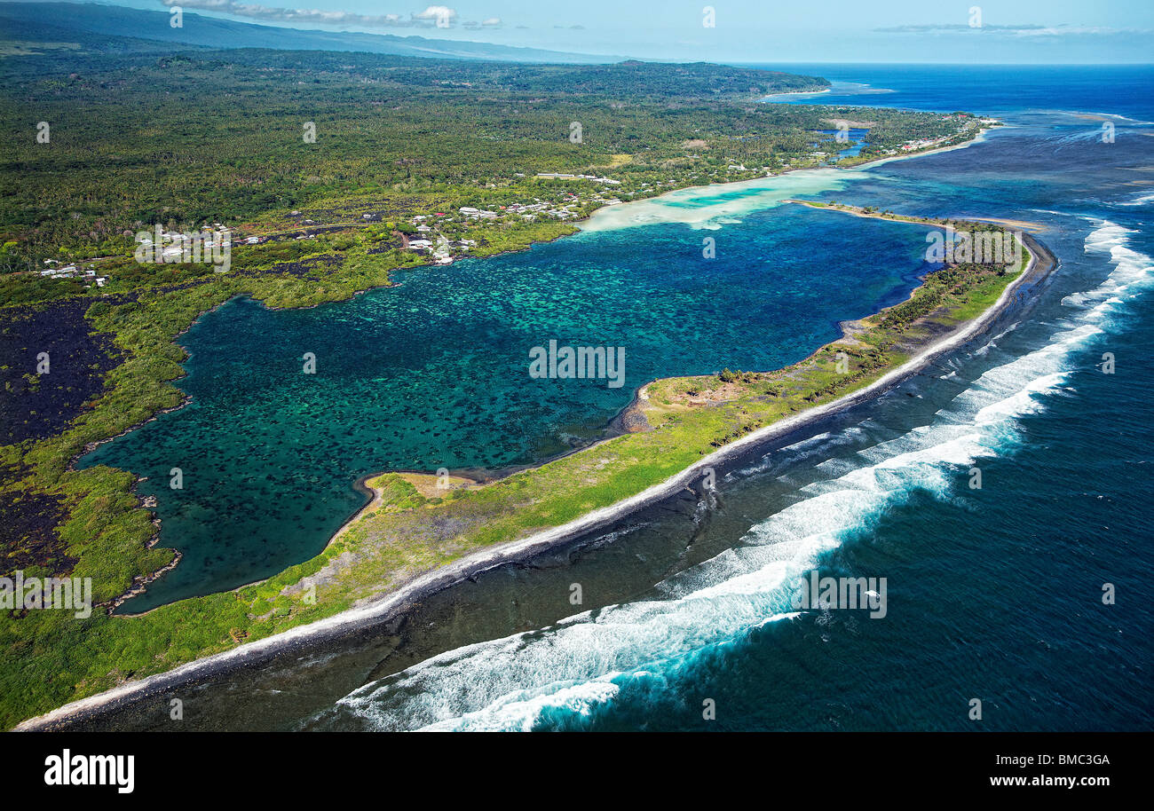 Vista aérea de la laguna y las aldeas al norte de la costa de Savaii, Samoa Foto de stock