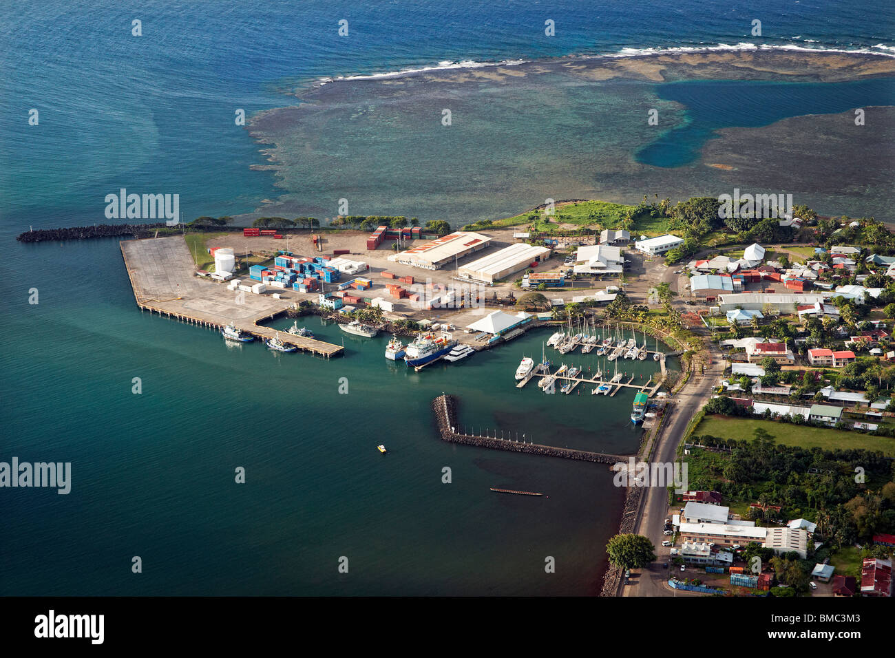 Vista aérea del puerto y marina de Apia, Upolu, Samoa Foto de stock