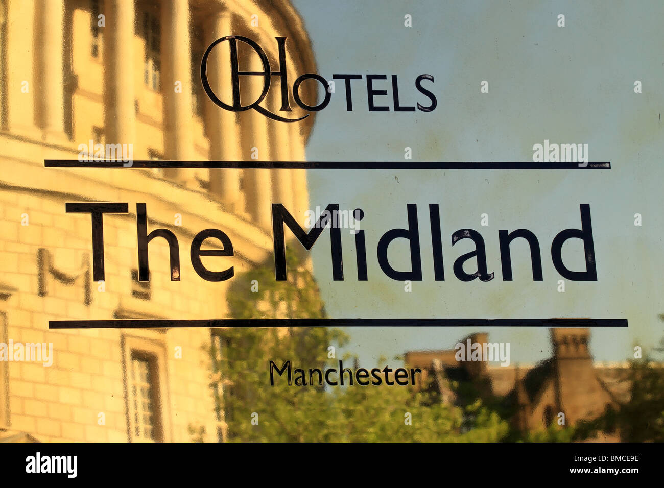 La Biblioteca Central se refleja en el signo en el Midland Hotel Manchester Foto de stock