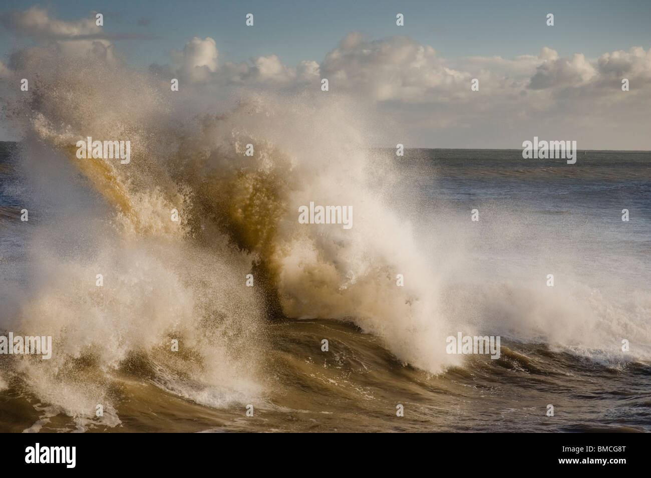 El mar embravecido en Bridlington East Yorkshire Foto de stock