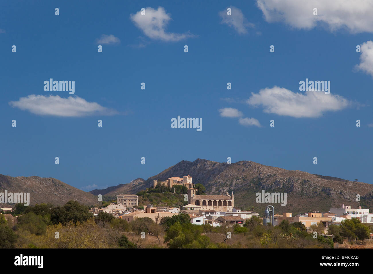 Ciudad de Arta, en la cima de una colina en el noreste de Mallorca Mallorca España Europa UE Foto de stock