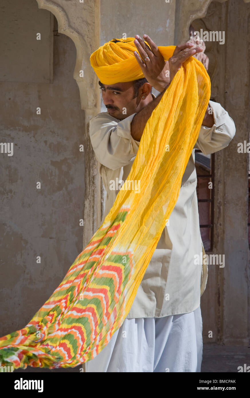 Un hombre haciendo un turbante en la India Foto de stock