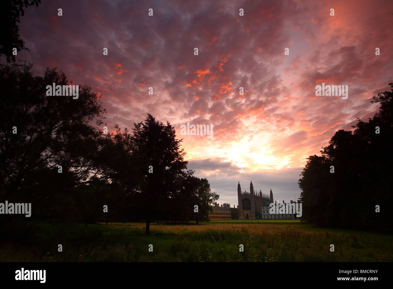King's College, Universidad de Cambridge, en las espaldas al amanecer. Foto de stock