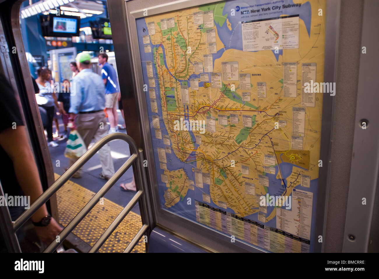 Mapa Del Tren Q Los Pasajeros Pasar Un Mapa De Metro Ya Que A Bordo De Un Tren Q En  Brooklyn En Nueva York Fotografía De Stock - Alamy