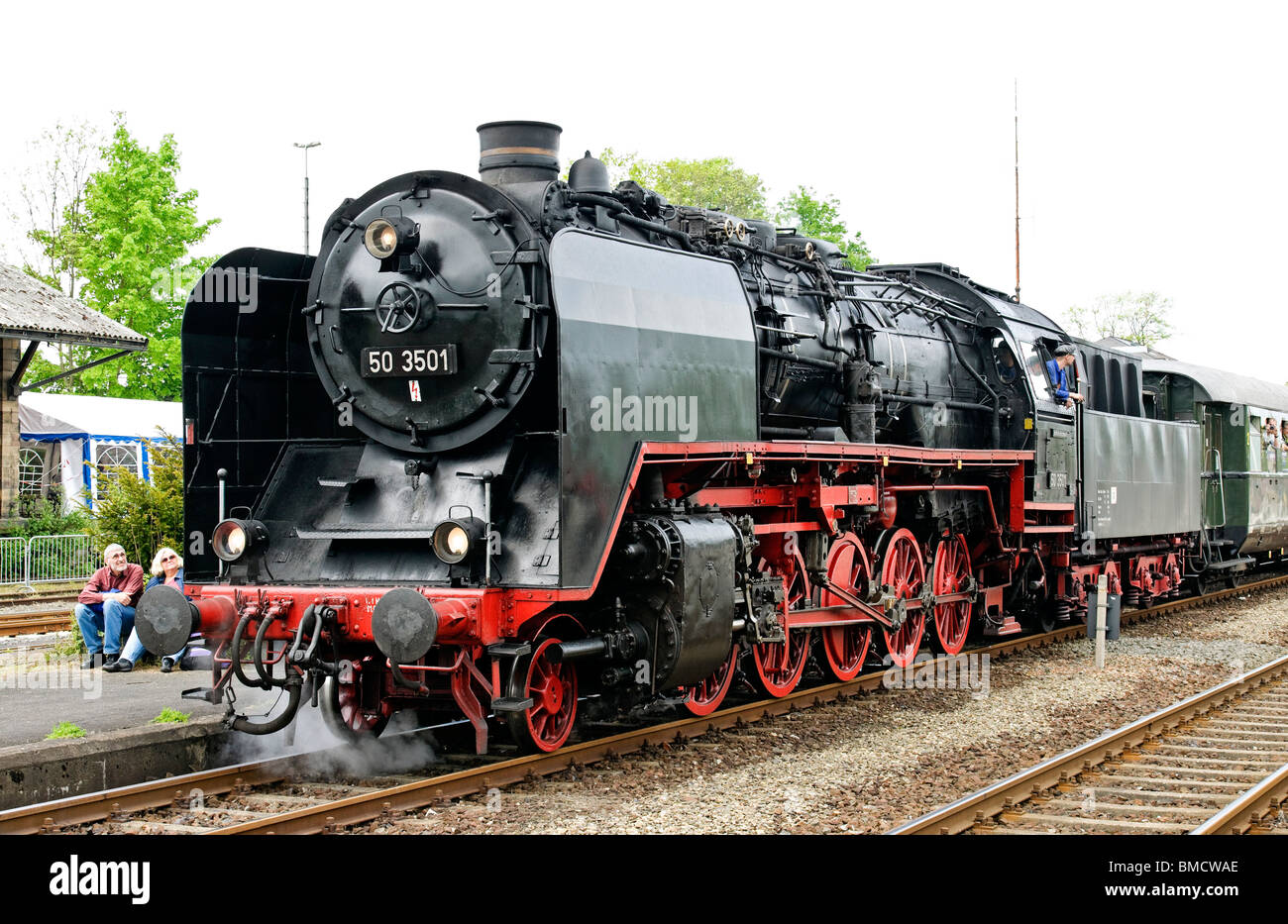 Locomotora de vapor clase 50 alemán preparándose para abandonar Neuenmarkt con un tren sobre el 'Schiefe ebene' pendiente, Baviera. En mayo de 2010. Foto de stock