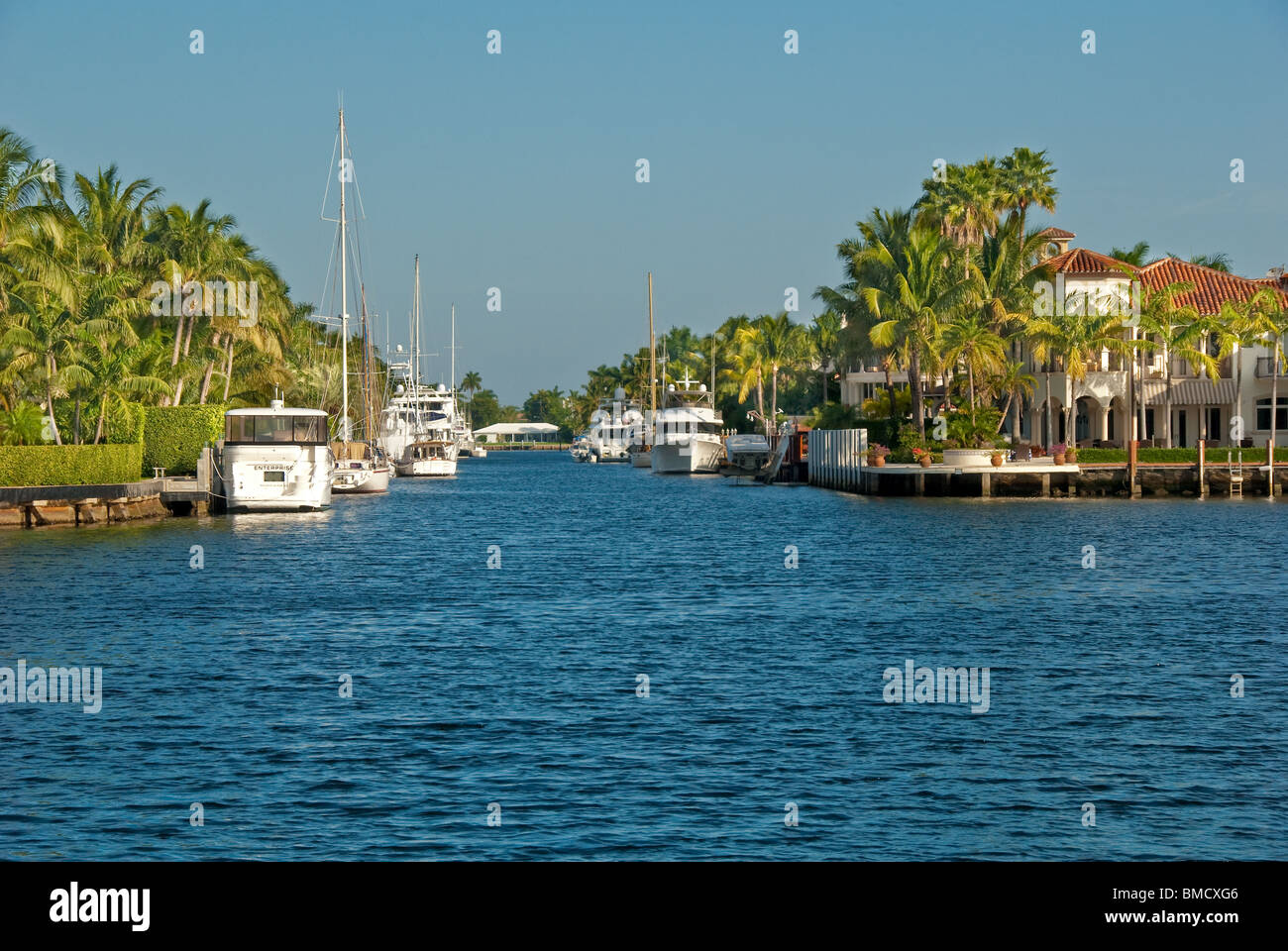 Yates privados atracaron en viviendas de lujo frente al mar en Fort Lauderdale, Florida, conocida como la 'Venecia de América' Foto de stock